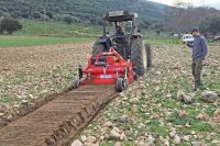 Enterradora de piedras EXTREME con chasis camador