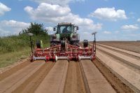 Enterradora de piedras RSE-PLUS.2 con chasis camador